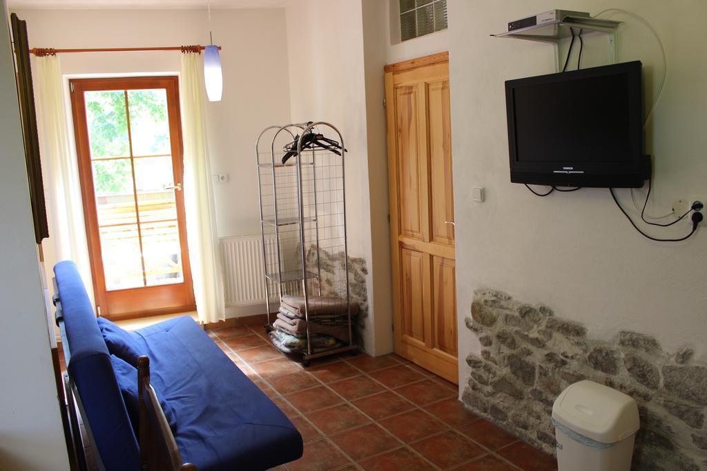 Appartement Penzion Gomelska à Horní Stropnice Extérieur photo