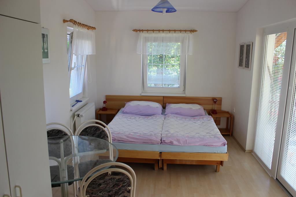 Appartement Penzion Gomelska à Horní Stropnice Extérieur photo