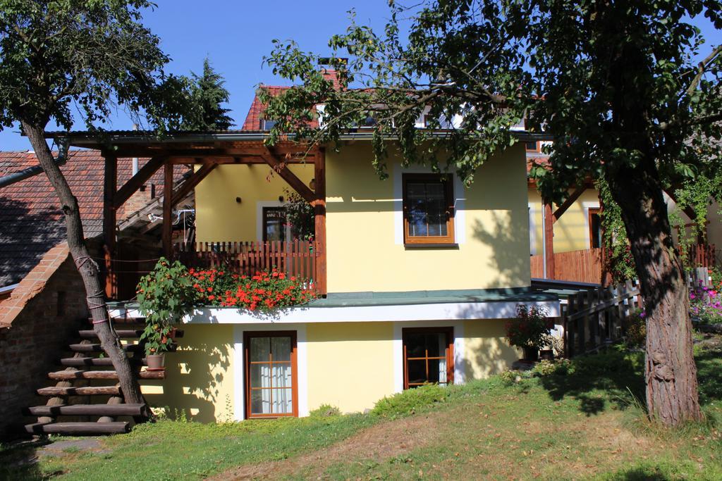 Appartement Penzion Gomelska à Horní Stropnice Extérieur photo